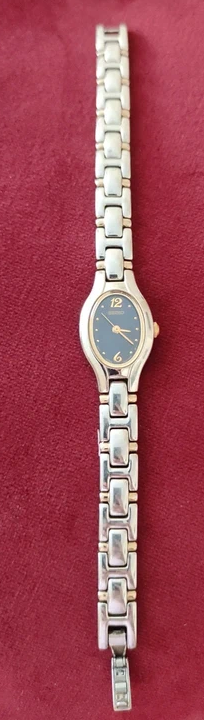 Reloj plateado con esfera de color